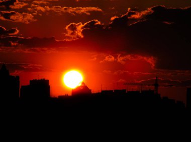 Sonbahar kırmızı günbatımı mor gökyüzü