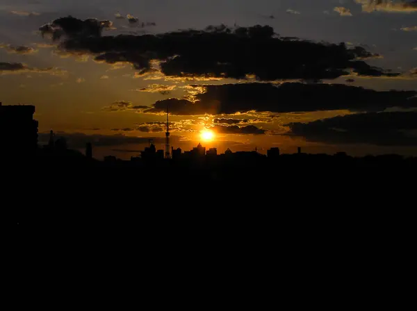 Autunno tramonto rosso con un cielo viola — Foto Stock