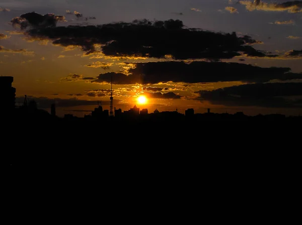 Outono pôr do sol vermelho com um céu roxo — Fotografia de Stock