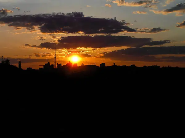 紫の空と秋の赤い夕日 — ストック写真