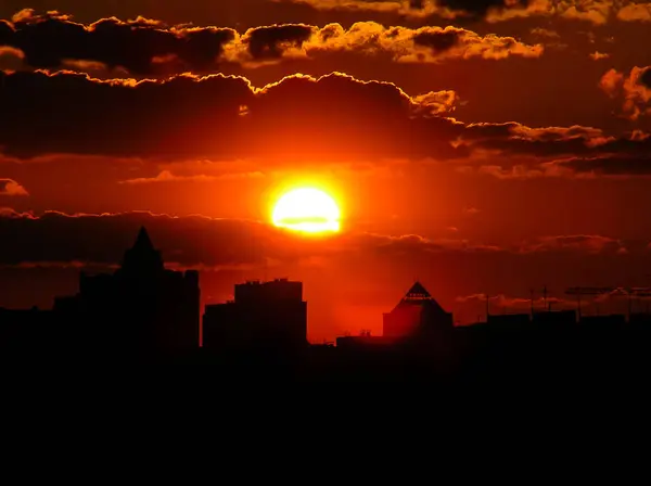 Höstens röda solnedgången med en lila himmel — Stockfoto