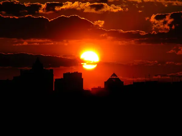 Podzimní červený západ slunce s purpurové nebe — Stock fotografie