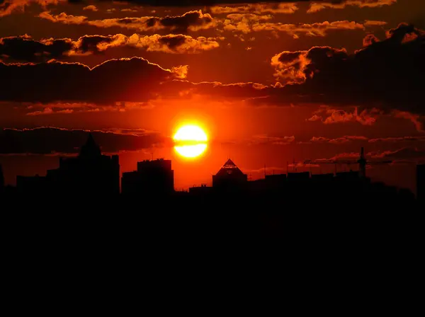 Autunno tramonto rosso con un cielo viola — Foto Stock