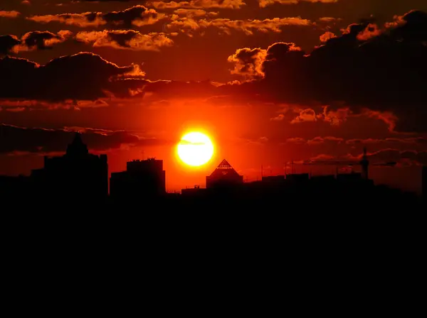 Outono pôr do sol vermelho com um céu roxo — Fotografia de Stock