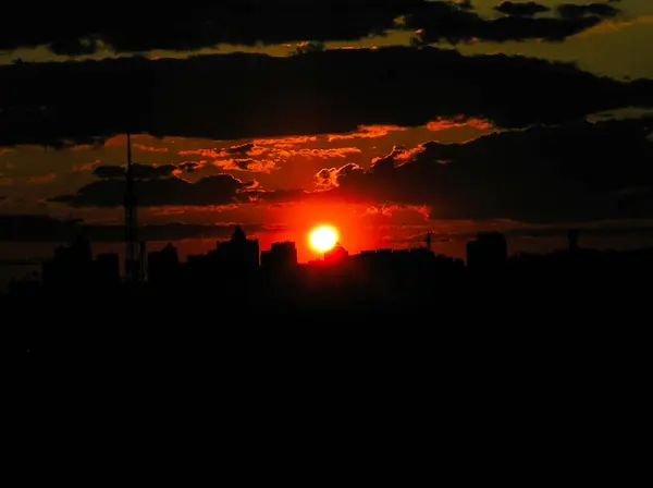 Outono pôr do sol vermelho com um céu roxo — Fotografia de Stock