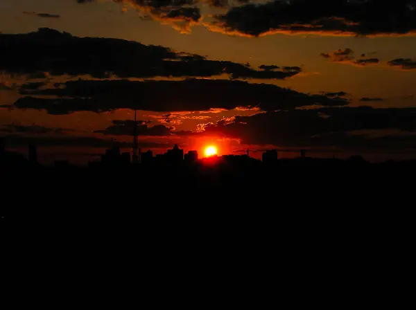 Höstens röda solnedgången med en lila himmel — Stockfoto