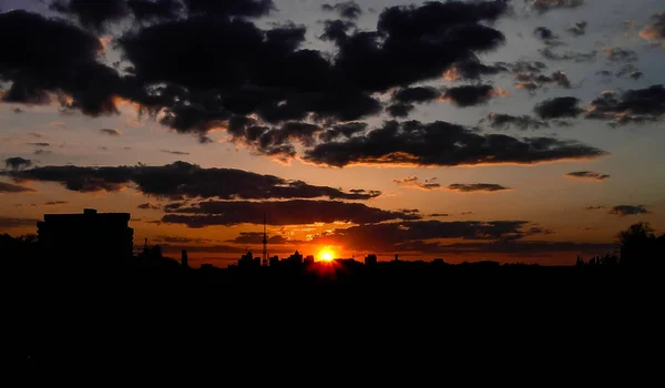 Herfst Rode zonsondergang met een paarse hemel — Stockfoto