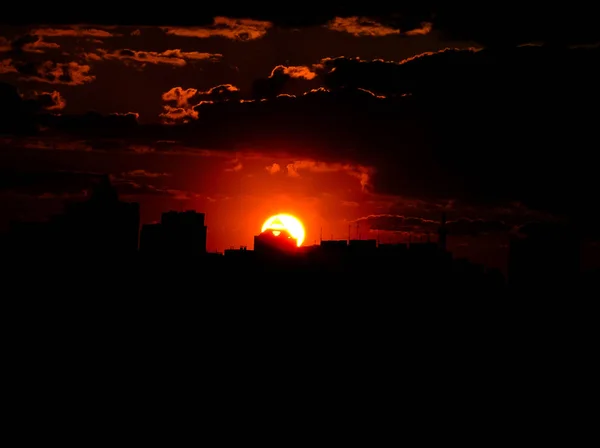 Outono pôr do sol vermelho com um céu roxo — Fotografia de Stock