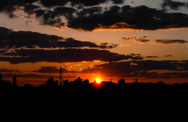 Outono pôr do sol vermelho com um céu roxo — Fotografia de Stock