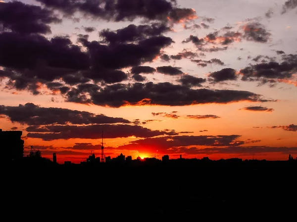 Höstens röda solnedgången med en lila himmel — Stockfoto