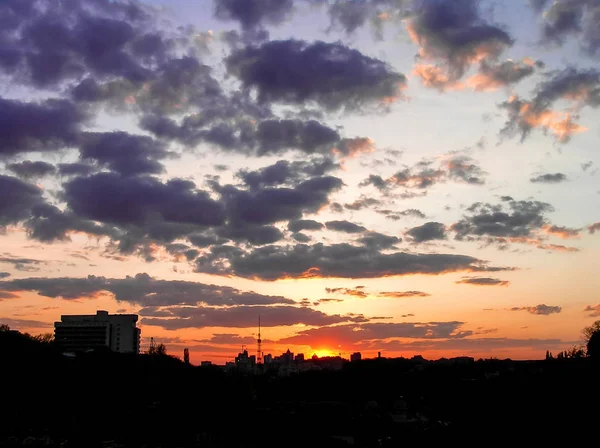 Podzimní červený západ slunce s purpurové nebe — Stock fotografie