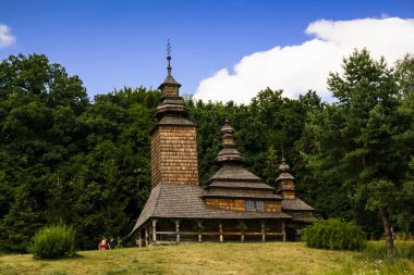 Köydeki eski ahşap kilise.