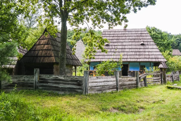 Casa rural velha na estação de verão — Fotografia de Stock
