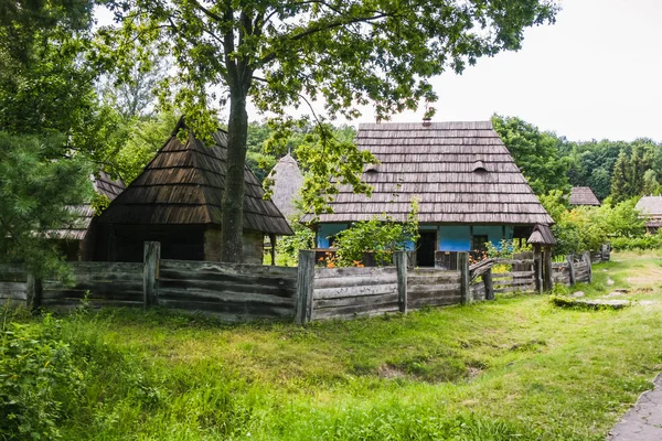 Stary dom wiejski w sezonie letnim — Zdjęcie stockowe