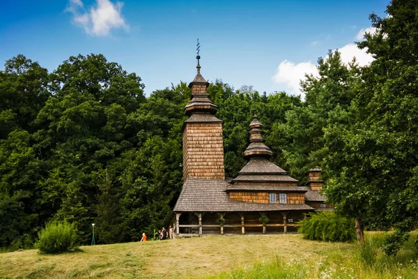 Köydeki eski ahşap kilise.
