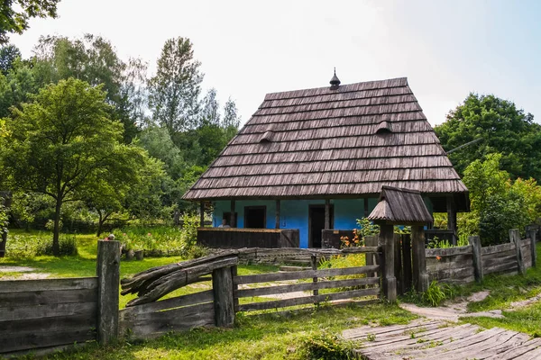 Casa rural velha na estação de verão — Fotografia de Stock