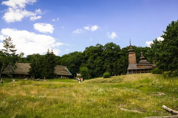 Старая деревянная церковь в деревне — стоковое фото