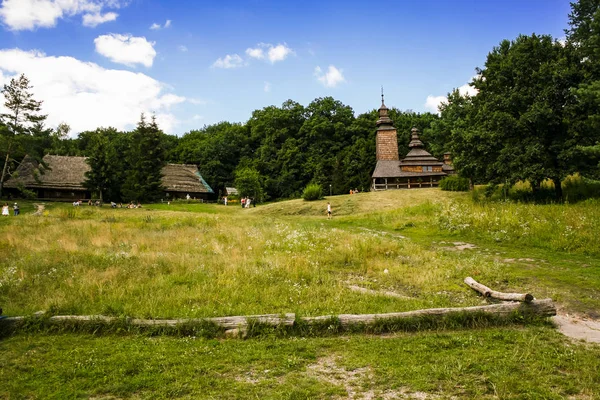 Köydeki eski ahşap kilise.