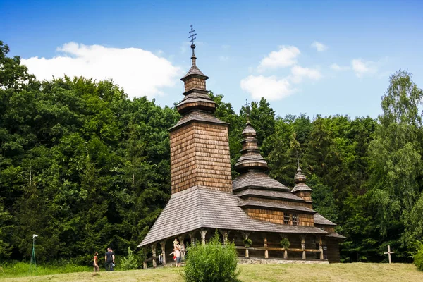 Ancienne église en bois dans le village — Photo