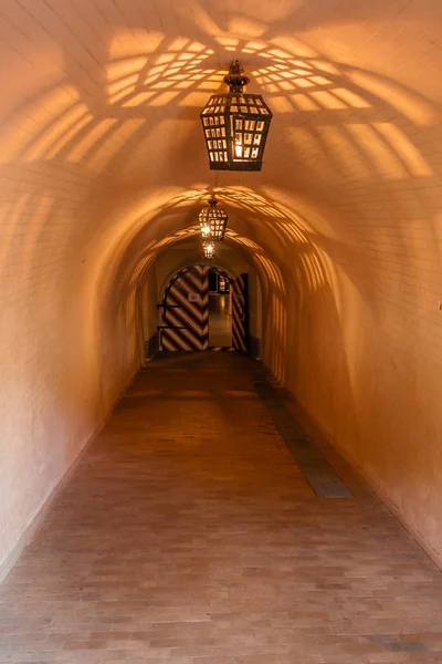 Antika lampor (ljuskronor) i grottan fängelsehålan — Stockfoto