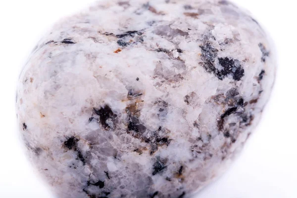 Beyaz bir arka plan üzerinde makro mineral granit taş — Stok fotoğraf