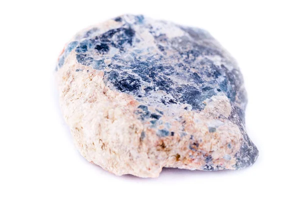 Pedra crisocolla mineral macro sobre um fundo branco — Fotografia de Stock