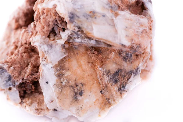 Макро-мінеральний кам'яний церусит на білому тлі — стокове фото