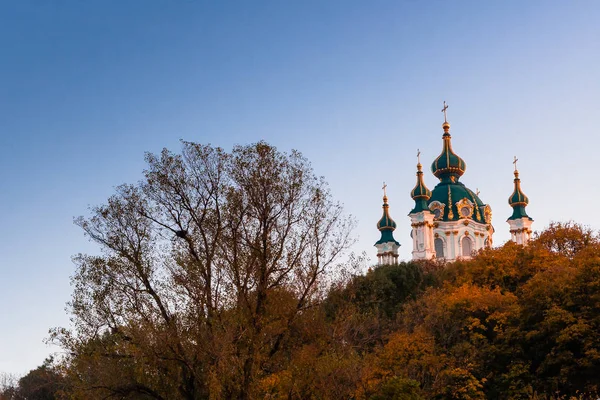 Kilise, sonbahar ağaç ve mavi gökyüzü arka plan üzerinde — Stok fotoğraf