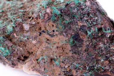 Beyaz bir arka plan üzerinde taş makro mineral malakit