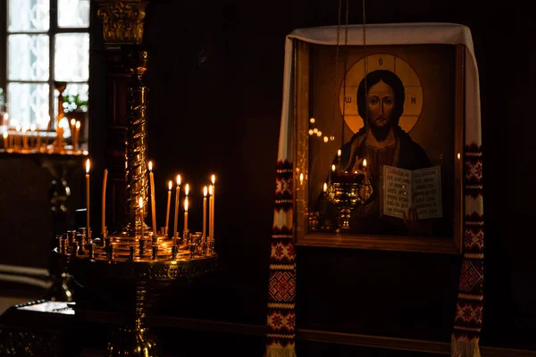 교회 양 초 화상 ico의 배경으로 촛대에 — 스톡 사진