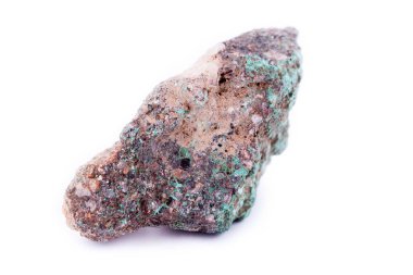 Beyaz bir arka plan üzerinde taş makro mineral malakit