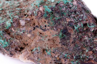 Beyaz bir arka plan üzerinde taş makro mineral malakit