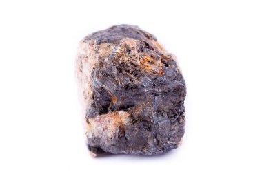 Beyaz bir arka plan üzerinde makro mineral andalusite taş