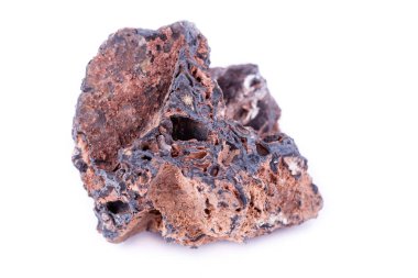 Beyaz bir arka plan üzerinde taş makro mineral goethite