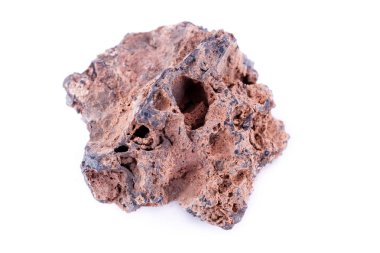 Beyaz bir arka plan üzerinde taş makro mineral goethite
