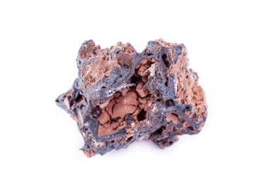 Beyaz bir arka plan üzerinde taş makro mineral goethite