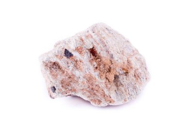 Makro taş beyaz bir arka plan üzerinde mineral manyetit