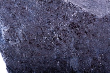 Makro mineral taş schorl beyaz bir arka plan üzerinde