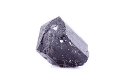 Makro mineral taş schorl beyaz bir arka plan üzerinde