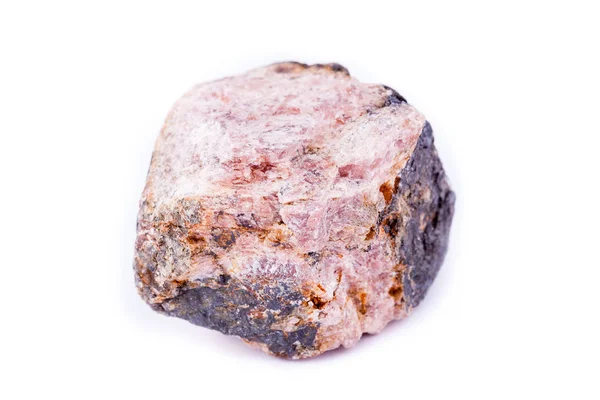 Makromineral Andalusit Stein auf weißem Hintergrund — Stockfoto