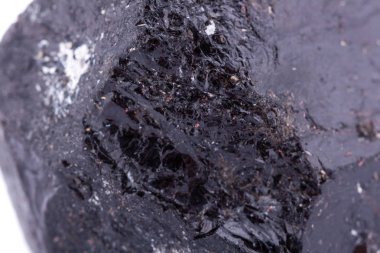 Makro mineral taş schorl beyaz bir arka plan üzerinde