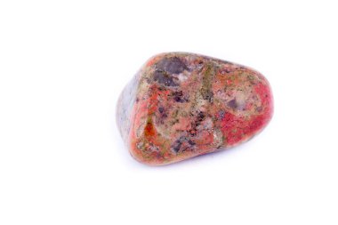 Makro mineral taş Unakite beyaz bir arka plan üzerine