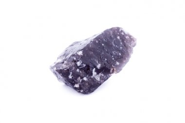Beyaz bir arka plan üzerinde makro mineral obsidyen taşı