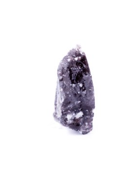 Beyaz bir arka plan üzerinde makro mineral obsidyen taşı