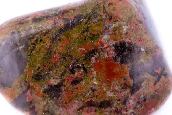 Макро мінеральний камінь Unakite на білому тлі — стокове фото