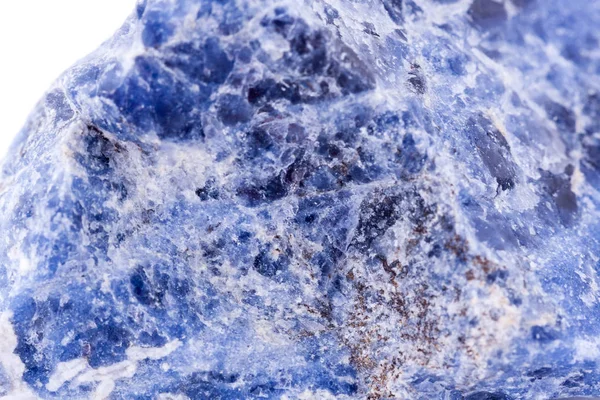白い背景の上のマクロ ミネラル ソーダライト石 — ストック写真