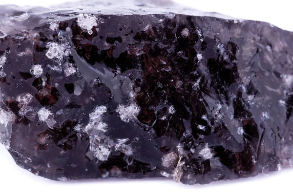 Pedra obsidiana macro mineral sobre um fundo branco — Fotografia de Stock