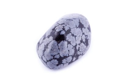 taş makro mineral obsidyen kar beyaz bir arka plan üzerinde