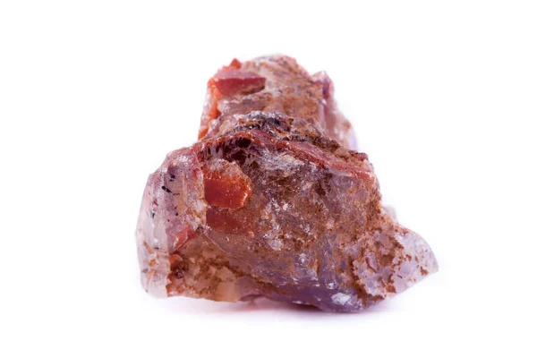 Кам'яний макро мінерал кварц червоний на білому тлі — стокове фото