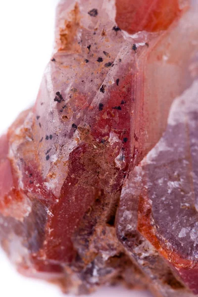 Pedra macro mineral quartzo vermelho sobre um fundo branco — Fotografia de Stock